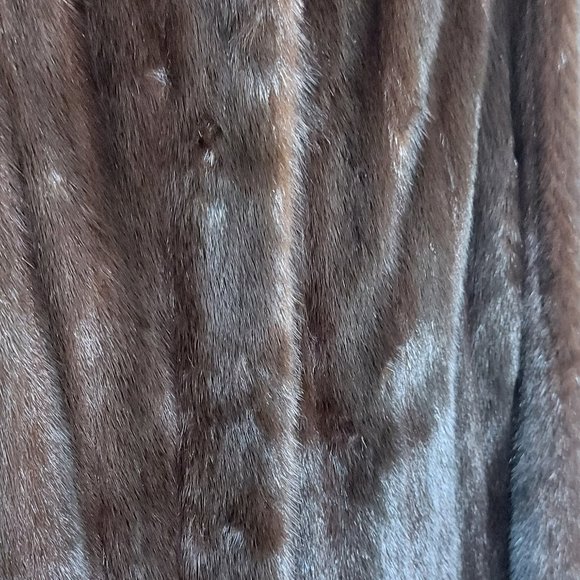 Mint Condition 3/4 length Dark Ranch Mink Coat - Picture 6 of 6